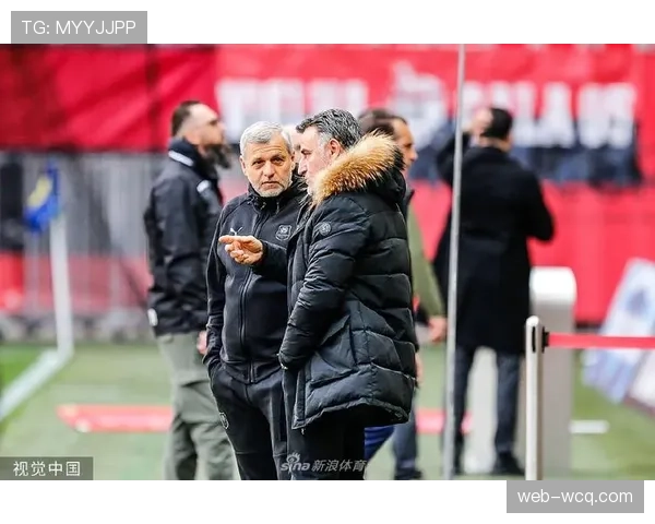 尼斯主场对阵雷恩,比赛因球迷投掷烟雾弹中断15分钟 尼斯主场对阵雷恩,比赛因球迷投掷烟雾弹中断15分钟